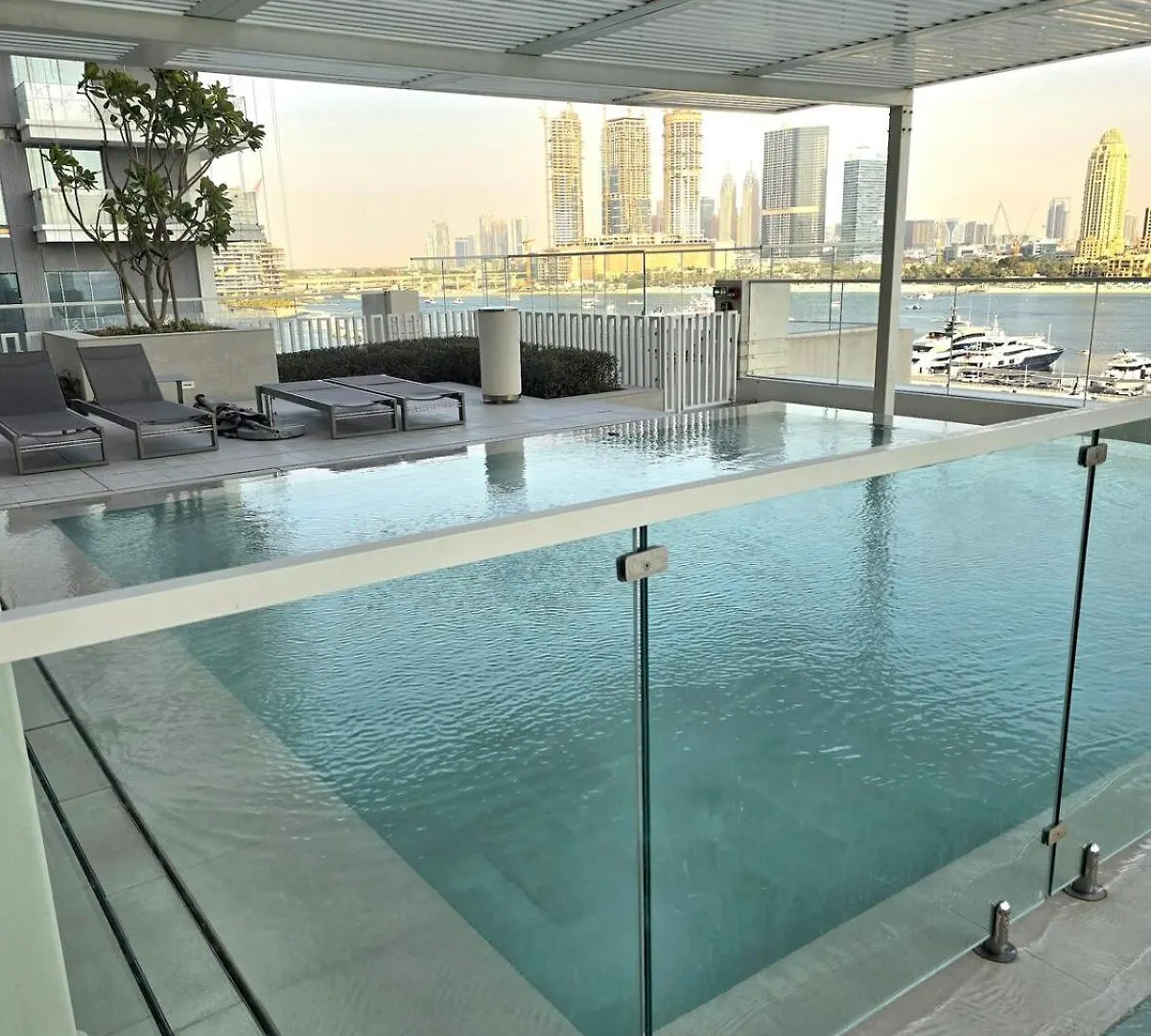 Luxury 3Br Penthouse Retreat - Private Beach & Marina Views Dubai